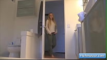 Сексуальная грудастая юная блондинка Зои трахает свою сочную киску большим фиолетовым секс-дилдо в ванной в любительском видео