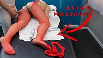 Hot Asian Milf veio para uma massagem com meias sexy para seduzir e provocar o massagista!