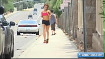 Anyah, une amatrice brune sexy, fait du jogging et montre ses seins naturels dans les lieux publics