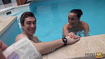 HUNT4K. Morena delgada tiene sexo con extraño en la piscina cerca de su hombre