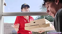 Возбужденные парни Джей Ромеро и Рион Кинг заказали пиццу, но Эмбер Сноу доставила ее поздно, поэтому она предложила свою киску и устроила горячую вечеринку втроем с пиццей.
