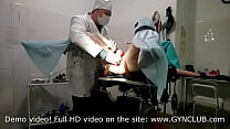 Deux orgasmes d'une femme mature chez le gynécologue