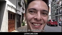 Латинский твинк в тройничке с двумя незнакомцами за деньги в любительском видео в видео от первого лица