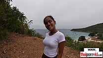 jeune fille thaïlandaise amateur Cherry baisée par une grosse bite blanche par derrière en extérieur