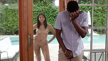 Beau-père en chaleur regarde sa belle-fille noire se masturber au bord de la piscine