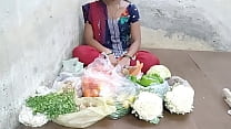 Desi Mädchen hat einen Gemüsekäufer gescholten, der Gemüse verkauft selling
