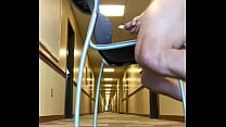 Masturbação arriscada no corredor