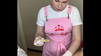Самая горячая русская госпожа по депиляции SugarNadya показывает, как делать мужчины в глубоком бикини, как восковать пенис