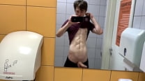 Chico caliente masturbándose en el baño en el gimnasio (RIESGO) / ¡Casi atrapado! / hunks / lindo