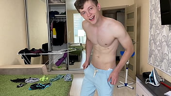 Teen Boy versucht Monsterschwanz ( 23 CM ) in engen Hosen vor seinem zu verstecken / Unbeschnitten / Großer Schwanz /