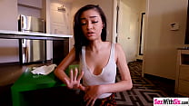 Petite black stepsis Scarlett Bloom sucked dick after she cleaned house