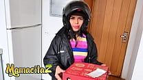 MAMACITAZ - (Lucero Perez & Charles Gomez) Garota latina da pizza ganha pau de um cliente