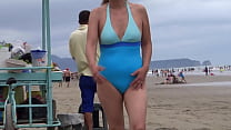 Latina Mama im Urlaub am Strand, sie protzt, wird geil, masturbiert und will ficken, will einen Schwanz lutschen