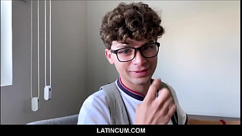 LatinCum.com - Jovencito virgen jovencito latino Joe Dave follado por extraños POV