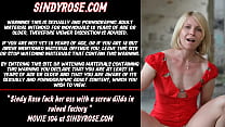 Sindy Rose fode a bunda dela com um vibrador de parafuso em uma fábrica em ruínas