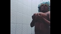 Solo Ebony Becky fa una doccia calda in un bagno