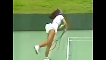 テニスウェア姿の女性アシスタントがサーブでパンチラ