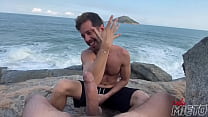 masturbandosi sulla spiaggia
