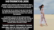 La beauté du désert Hotkinkyjo se fiste son trou anal et son prolapsus en public