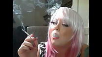 ピンクの髪のかわいいBBWティナスヌアはスリムなタバコを吸う
