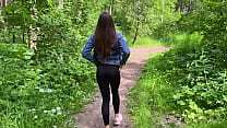 Spacerując po lesie spotkałem dziewczynę i postanowiłem ją przelecieć w lesie
