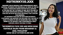 Hotkinkyjo si scopa il culo con un enorme dildo di MrHankey e prolasso anale