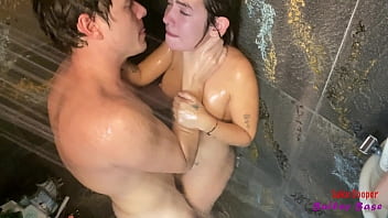 Il sesso sotto la doccia più eccitante di sempre con una studentessa ninfomane