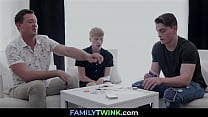 Perdere a poker con papà e fratello eccitati | FAMILYTWINK.com