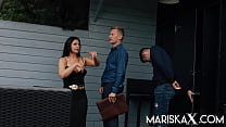 MARISKAX Mariska wird draußen von zwei Jungs getaggt