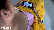 Irmã adotiva indiana assistindo filme azul e pronta para fazer sexo com
