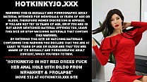 Hotkinkyjo in un vestito rosso caldo si scopa il buco anale con un dildo di MrHankey e prolasso