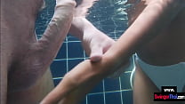 Sexo amador tailandês com GF na piscina com seu namorado europeu grande galo
