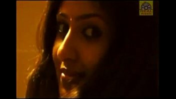Actrice du sud de l'Inde, Monica azhahi, scène de la chambre au lit Monica du film Silanthi