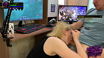 Ik neuk mijn vriendin in de mond en kom in haar mond terwijl ik World of Warcraft speel