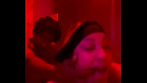 La bella rossa Goth Batty si diverte con il rapper Duke Savage sotto la doccia