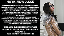 La calda regina anale Hotkinkyjo prende un dildo blu di dimensioni folli nel suo culo e prolasso