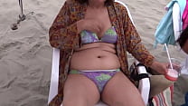 私のラテン系の妻、美しい58歳の母親はビーチを楽しんで、見せびらかし、ビキニで彼女の毛むくじゃらオマンコを見せ、彼女は自慰行為をし、激しいオーガズムを与え、彼女のおいしい体にザーメンを浴びせます
