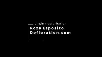 La giovane vergine Roza Esposito si gode il vibratore sulla sua figa vergine