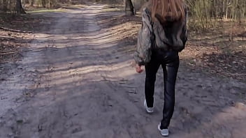 Outdoor-Sex: Babe in Pelzmantel und Lederleggings im Wald gefickt