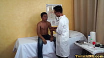 Slim asiático criado por médico após exame e dedilhado anal