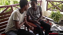Jovencito africano sopla polla sin cortar a sus socios antes del sexo a pelo