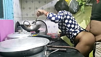 La criada que venía del pueblo no tenía hojas, por lo que el dueño aprovechó eso y se folló a la criada (Hindi Clear Audio)