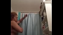 Il vero nipote registra la sua vera nonna sotto la doccia