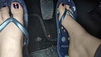 Los adorables pies de Nicoletta en chanclas presionan los pedales y el orgasmo del coño peludo en el auto