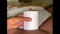 Test de rouleau de papier toilette sur une bite molle