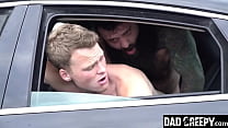 Beau-père baise son jeune beau-fils dans la voiture - Markus Kage et Brent North