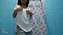 Adorable jeune fille philippine prend une douche