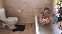 Voll tätowierte junge MILF mit kleinen Brüsten badet sich in der Badewanne