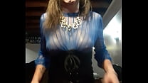Sissy Jade Cumming em um vestido espartilho