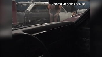 Hombre graba video de esposa traviesa seduciendo a mecánico de automóviles